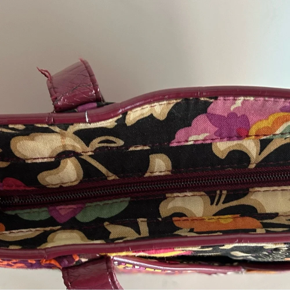 VERA BRADLEY purse with zipper closure and leather shoulder straps - Picture 5 of 6